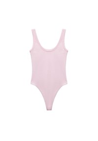 Roze badpak met een ronde hals en brede banden, gemaakt van ribbelstof; heeft een hoog uitgesneden been en minimale rugbedekking.
