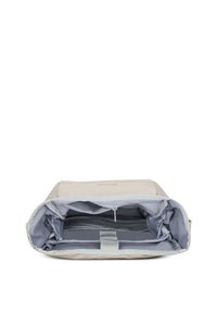 Sac beige ouvert pour montrer un intérieur spacieux gris clair avec plusieurs compartiments, une poche zippée et une section rembourrée avec une sangle.