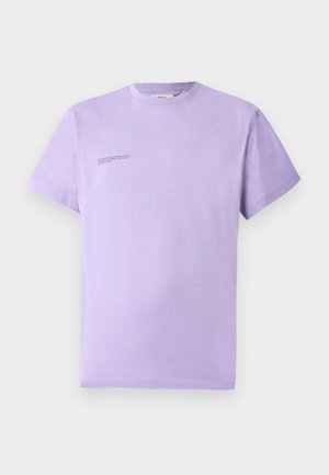 T-shirt violet clair à manches courtes en coton. Présente un petit texte imprimé sur la partie supérieure gauche de la poitrine. Texture lisse, col rond.