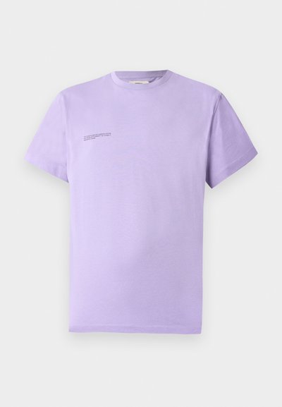 Camiseta de manga curta lilás, feita de algodão. Apresenta um pequeno detalhe de texto impresso na área do lado esquerdo do peito. Textura suave, gola redonda.