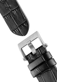 Czarny skórzany pasek do zegarka z fakturą w wzór aligatora, wyposażony w srebrną metalową klamrę z wygrawerowanym logotypem.