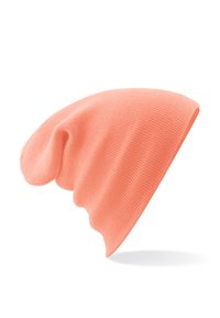 Korallenfarbene Mütze aus geripptem Strickstoff, mit lockerem Design, weicher Textur und rundem oberen Abschluss.