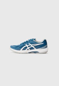 Chaussures de sport en bleu et blanc, présentant une tige en mesh, un design texturé, un bout rond, un système de laçage et une semelle en caoutchouc avec des motifs de traction.