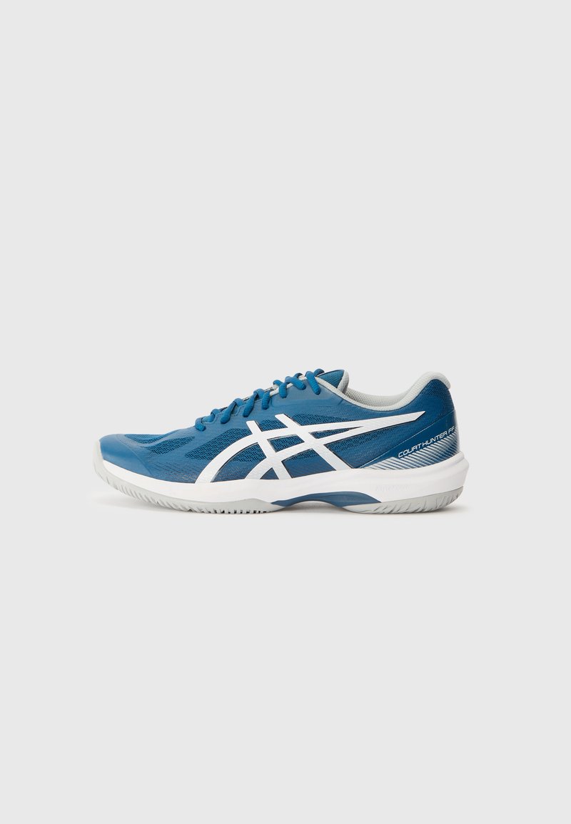 Chaussures de sport en bleu et blanc, présentant une tige en mesh, un design texturé, un bout rond, un système de laçage et une semelle en caoutchouc avec des motifs de traction.