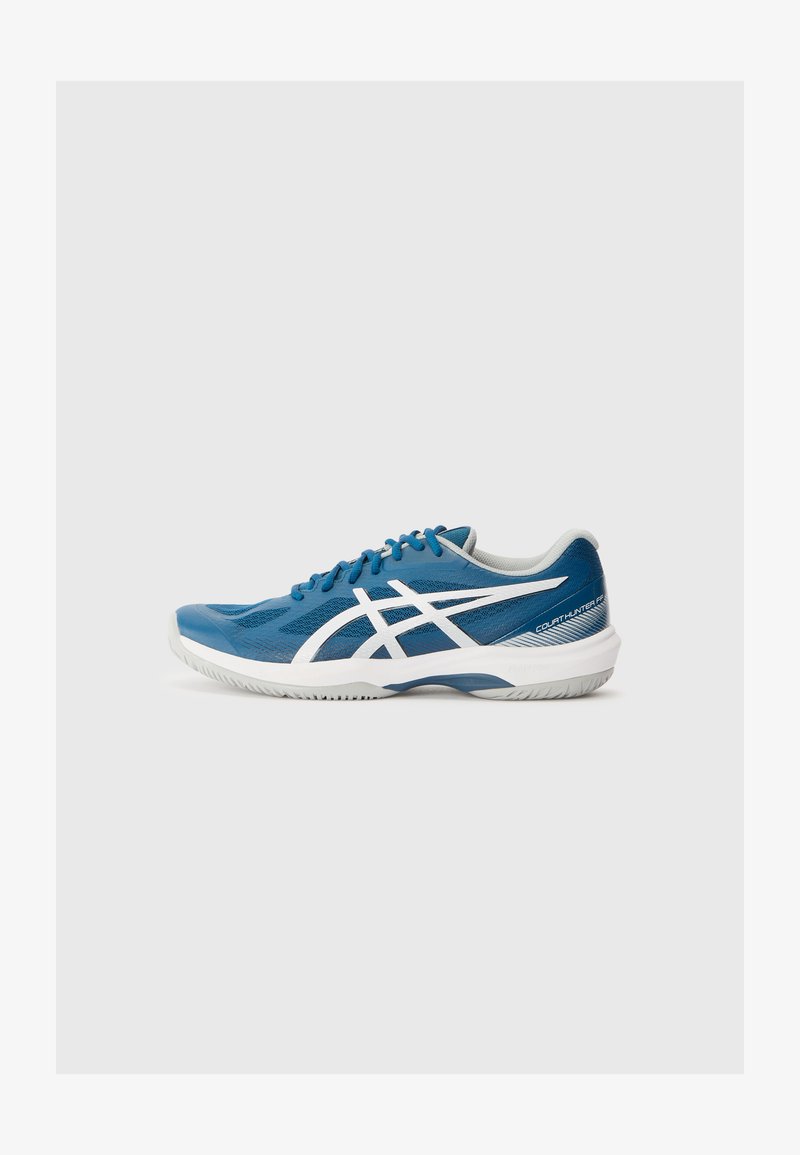 Kék és fehér sportcipők, hálós felsőrésszel, texturált kialakítással, kerek orral, fűzős záródással és tapadó mintázatú gumitalppal.