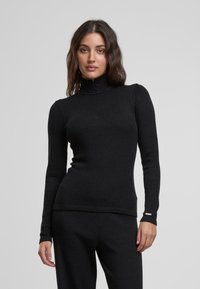 Maglietta nera a maniche lunghe con colletto alto e mezza zip, realizzata in tessuto a costine. Presenta un design aderente e un piccolo logo accentato sul polsino.
