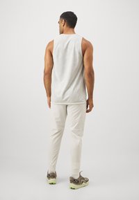 Under Armour ZONE WOVEN - Treniņtērpa apakšdaļas - white clay