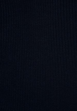 Close-up van zwarte gebreide stof met verticale ribbelstructuur en gedetailleerd stikselpatroon.