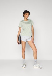 New Balance ESSENTIALS - Sportfelső - garter snake