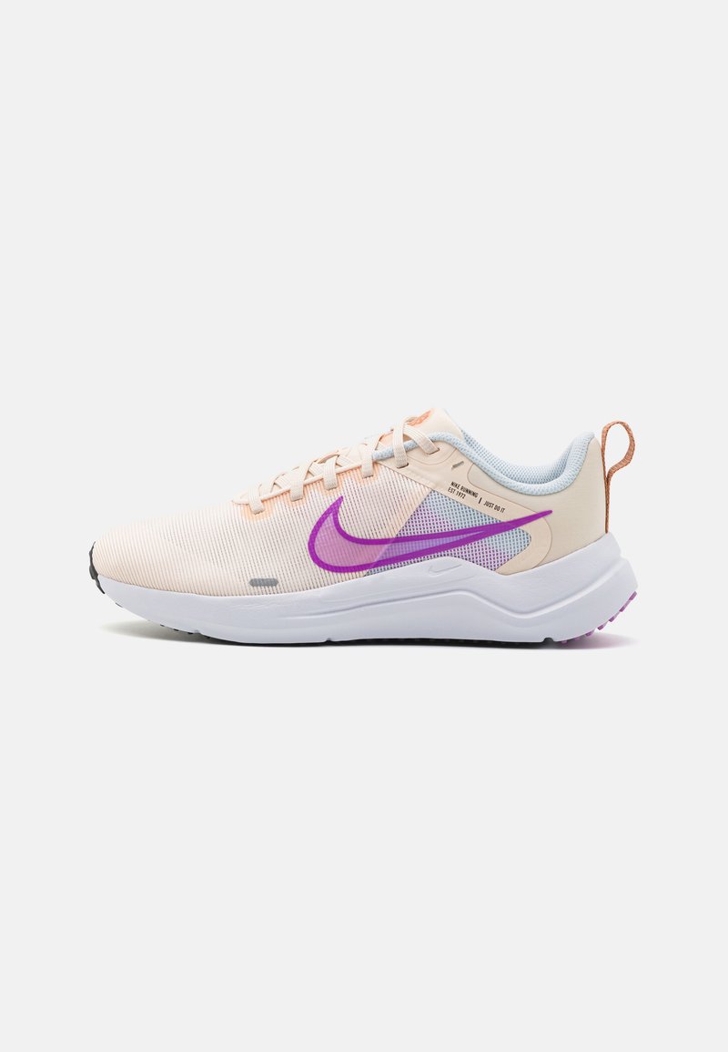 Nike Performance - DOWNSHIFTER 12 - Neutrális futócipők - guava ice/rush fuchsia/pure platinum/amber brown/fuchsia dream/black, Nagyítás