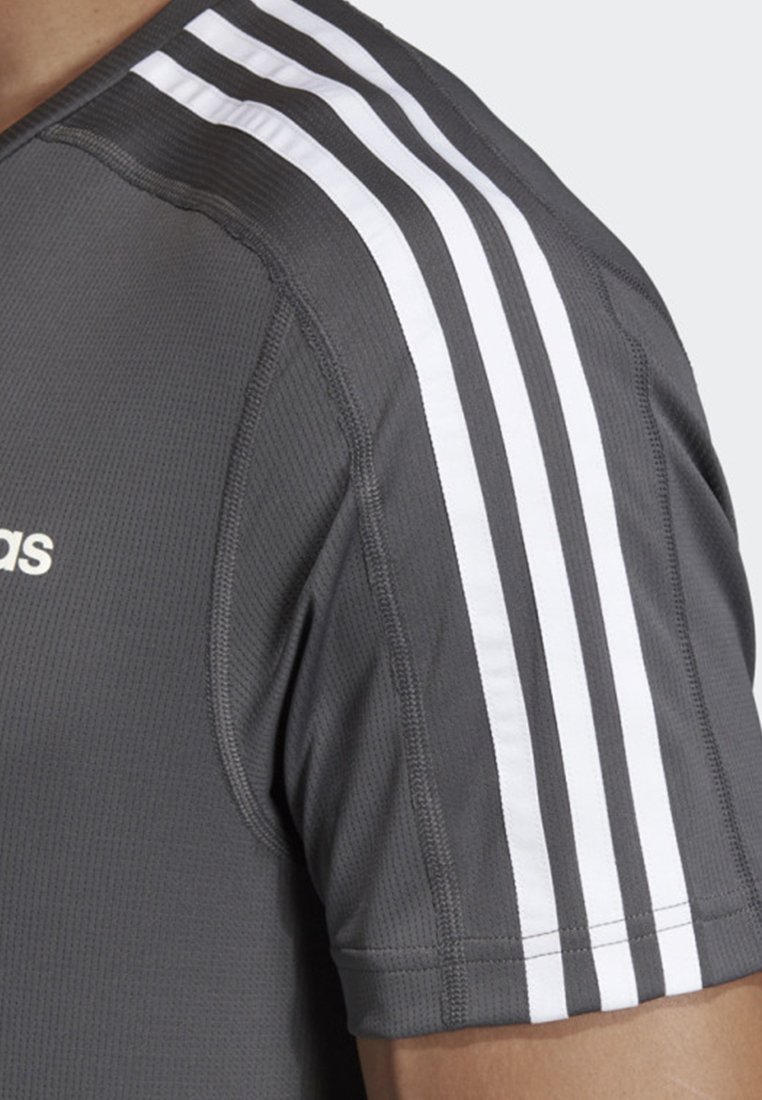 design 2 move 3 stripes tee