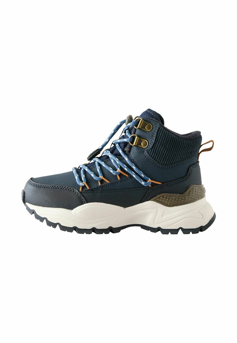Sneaker înalt de culoare albastru închis, cu materiale texturate, accente gri și alb, șireturi albastre contrastante și detaliu albastru pe toc. Talpă din cauciuc cu aderență.