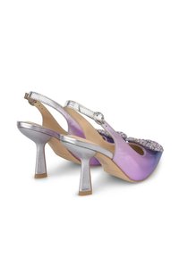 Slingback con gradiente viola, con una fascia metallica argento e un elegante decoro di strass sulla punta. Design con tacco a stiletto.