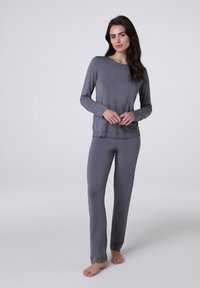 Completo grigio a maniche lunghe composto da top e pantaloni con bordo in pizzo all'orlo. Tessuto morbido con vestibilità rilassata, caratterizzato da scollo rotondo e design a gamba dritta.