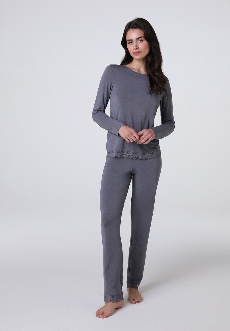 Completo grigio a maniche lunghe composto da top e pantaloni con bordo in pizzo all'orlo. Tessuto morbido con vestibilità rilassata, caratterizzato da scollo rotondo e design a gamba dritta.