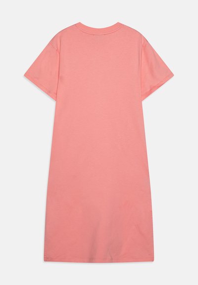 Vestido de manga corta, hasta la rodilla, en color coral claro, hecho de una suave tela de algodón. Cuello redondeado con un diseño simple y sin adornos.