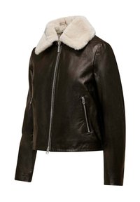 Bruine leren jacket met een neplederen kraag, ritszakken en een gladde afwerking. Gestructureerd ontwerp met lange mouwen.