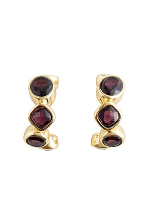 Boucles d’oreilles créoles en or avec trois pierres précieuses facettées rouges foncées de forme ronde et carrée sur chaque boucle.