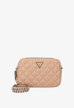 Beige gequilted leren crossbody tas met zilveren kettingriem en een driehoekig Guess-logo op de voorkant.