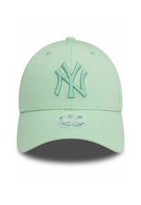 Gorra de béisbol verde menta con logo NY bordado en color a juego. Presenta un visor curvado y un cierre ajustable en la parte posterior.