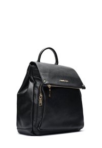 Sac à dos en cuir noir avec une finition texturée, une poignée supérieure, une poche zippée à l'avant et des accents en métal doré. Dispose d'une fermeture à rabat.