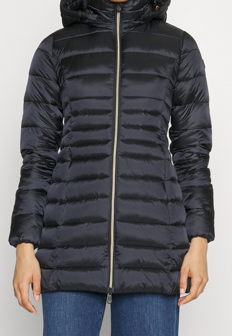 Czarna kurtka puchowa z kapturem, charakteryzująca się poziomym pikowaniem, pełnym zamkiem błyskawicznym i elastycznymi mankietami. Gładki, błyszczący materiał.