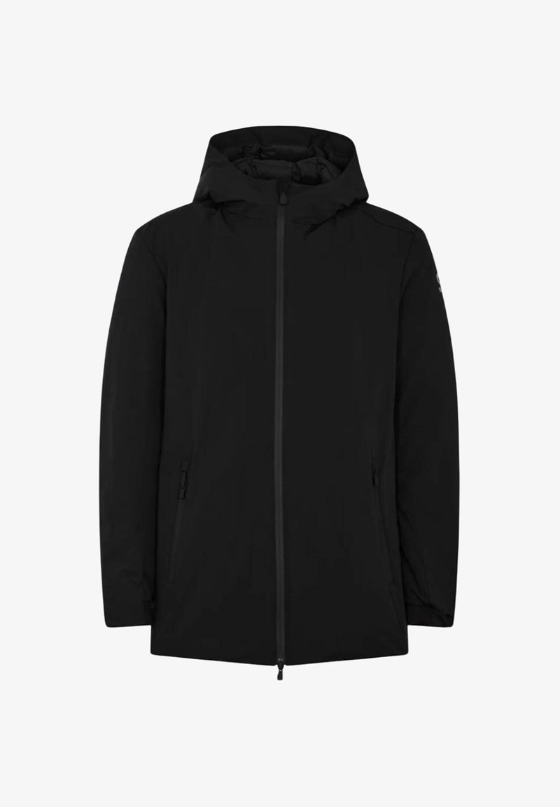 Schwarze isolierte Jacke mit Kapuze, Vorderreißverschluss und zwei Seitentaschen. Glatte Textur und minimalistisches Design ohne sichtbare Muster.