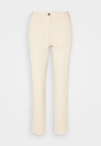 Beżowe bawełniane spodnie o prostych nogawkach, z zapięciem na guziki z przodu i delikatnymi detalami przeszyć. Gładka tekstura, bez wzorów.