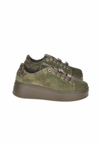 Sneaker platform in suede verde oliva con dettagli sulla scarpetta a stampa leopardo, suola spessa marrone, occhielli in metallo e charm decorativi sui lacci.