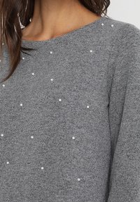 More & More Sweter