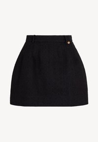 Czarna teksturowana mini spódnica z plisami i dopasowanym paskiem z tkaniny z małym okrągłym złotym emblematem.