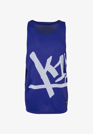 Mėlynas tinklinis marškinėliai be rankovių su apvalia iškirpte, kuriame yra didelis baltas grafikos dizainas. Medžiaga lengva ir pralaidi orui. Pridedama juoda prekės etiketė.