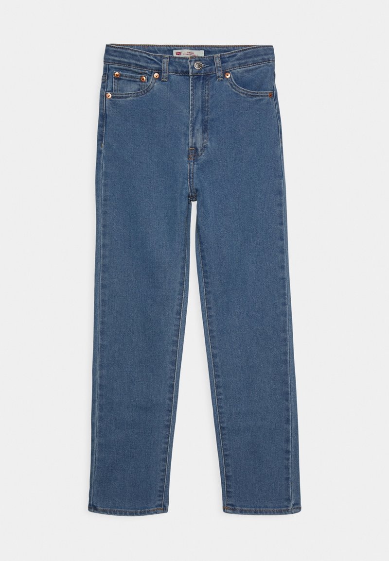 Jean en denim bleu à jambe droite avec fermeture par boutons, poches avant et arrière, détails de rivets en cuivre sur fond blanc.