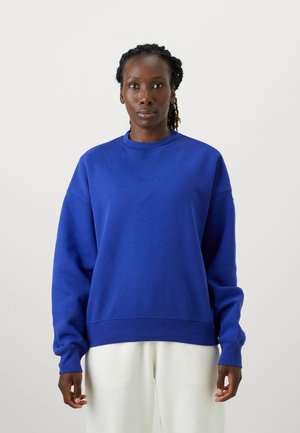 Sweatshirt bleu à la coupe décontractée, avec un col rond et des poignets côtelés. Fabriqué en tissu doux en mélange de coton avec un branding subtil.