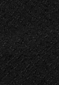 Zwart textiel met een zachte, pluche uitstraling en een licht verhoogd patroon. Het materiaal lijkt duurzaam en goed geconstrueerd te zijn.