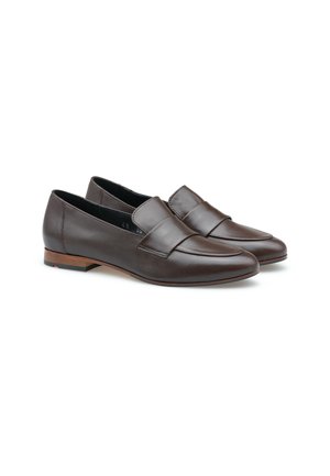 Braune Lederloafers mit glatter Oberfläche, rundem Zeh und einem genähten Riemen über dem Oberen, ausgestattet mit einem niedrigen, hölzernen Absatz.
