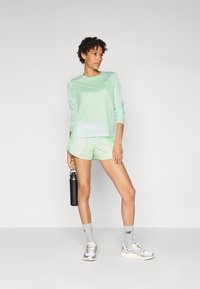 New Balance ESSENTIALS  3 - Sports shorts - lab green