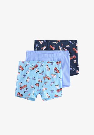 Tre par boxershorts til drenge: et lyseblåt med køretøjsmønstre, et ensfarvet lyseblåt og et mørkeblåt med køretøjsdesign.