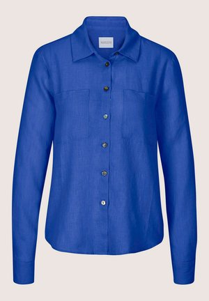 Langärmliges kobaltblaues Hemd mit Knöpfen, Kragen und zwei Brusttaschen, hergestellt aus leichtem Stoff.