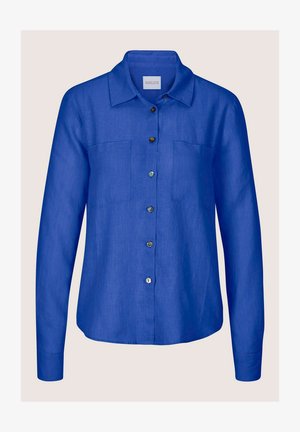 Langärmliges kobaltblaues Hemd mit Knöpfen, Kragen und zwei Brusttaschen, hergestellt aus leichtem Stoff.