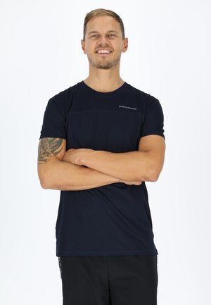 Marineblaues Sport-T-Shirt aus leichtem Material. Mit kurzen Ärmeln und einem dezenten Logo auf der Brust. Geschmeidige Textur und körperbetontes Design.