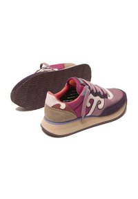 Sneaker viola e rosa con una combinazione di materiali in suede e rete, caratterizzata da una suola spessa, un design curvo e un logo sul lato.