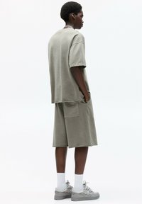 PULL&BEAR SHORT SLEEVE - T-shirts basic - khaki