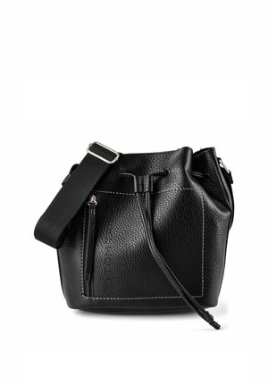 Zwarte leren bucketbag met structuur, voorzien van een verstelbare brede schouderriem, een voorvak met rits en een trekkoordsluiting.