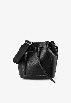 Zwarte leren bucketbag met structuur, voorzien van een verstelbare brede schouderriem, een voorvak met rits en een trekkoordsluiting.