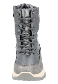 Bota de nieve acolchada gris con una puntera de cuero texturizado, parte delantera con cordones y una suela de goma gruesa para tracción. Puño envolvente en la parte superior.