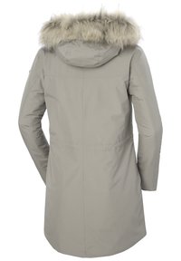Parka gris claro con capucha con borde de pelaje sintético, mangas largas y corte recto, que presenta un cinturón ajustable en la cintura y una textura suave.
