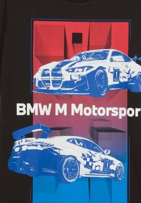 Musta T-paita, jossa on sinisiä ja punaisia graafisia kuvastoja BMW M Motorsport -autoista, ja rohkealla tekstillä "BMW M Motorsport" alla.