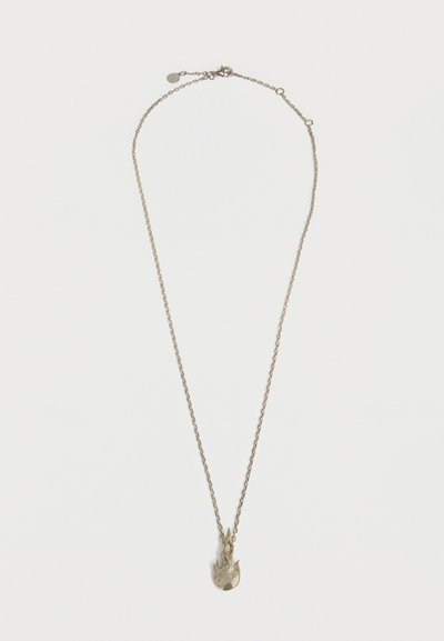 Ασημένιο κολιέ με αλυσίδα και μενταγιόν σε σχήμα φλόγας σε λευκό φόντο, με κούμπωμα καρφίτσας και ρυθμιζόμενους κρίκους.