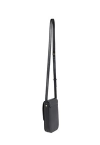 Borsa a tracolla in pelle nera con forma rettangolare, patta frontale piatta e tracolla regolabile. Presenta dettagli in hardware dorato.